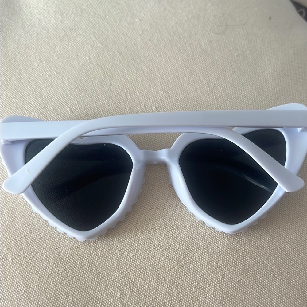 Bride to Be Heart Sunglasses with Pearls - Picture 2 of 2